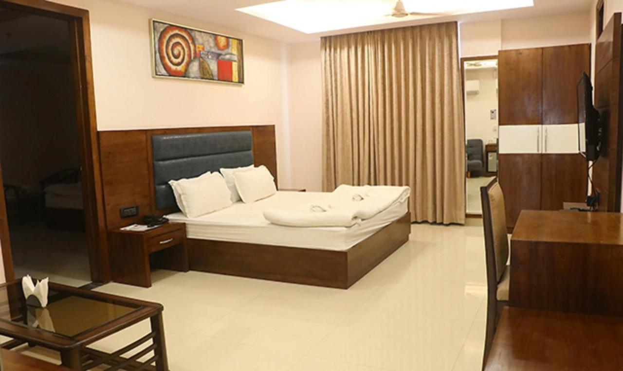 Fabhotel Mid Town Grand Panchkula Bagian luar foto