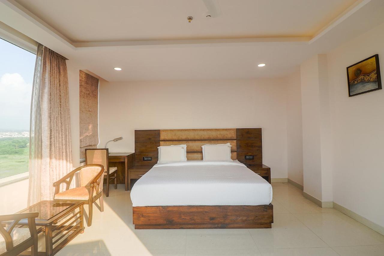 Fabhotel Mid Town Grand Panchkula Bagian luar foto