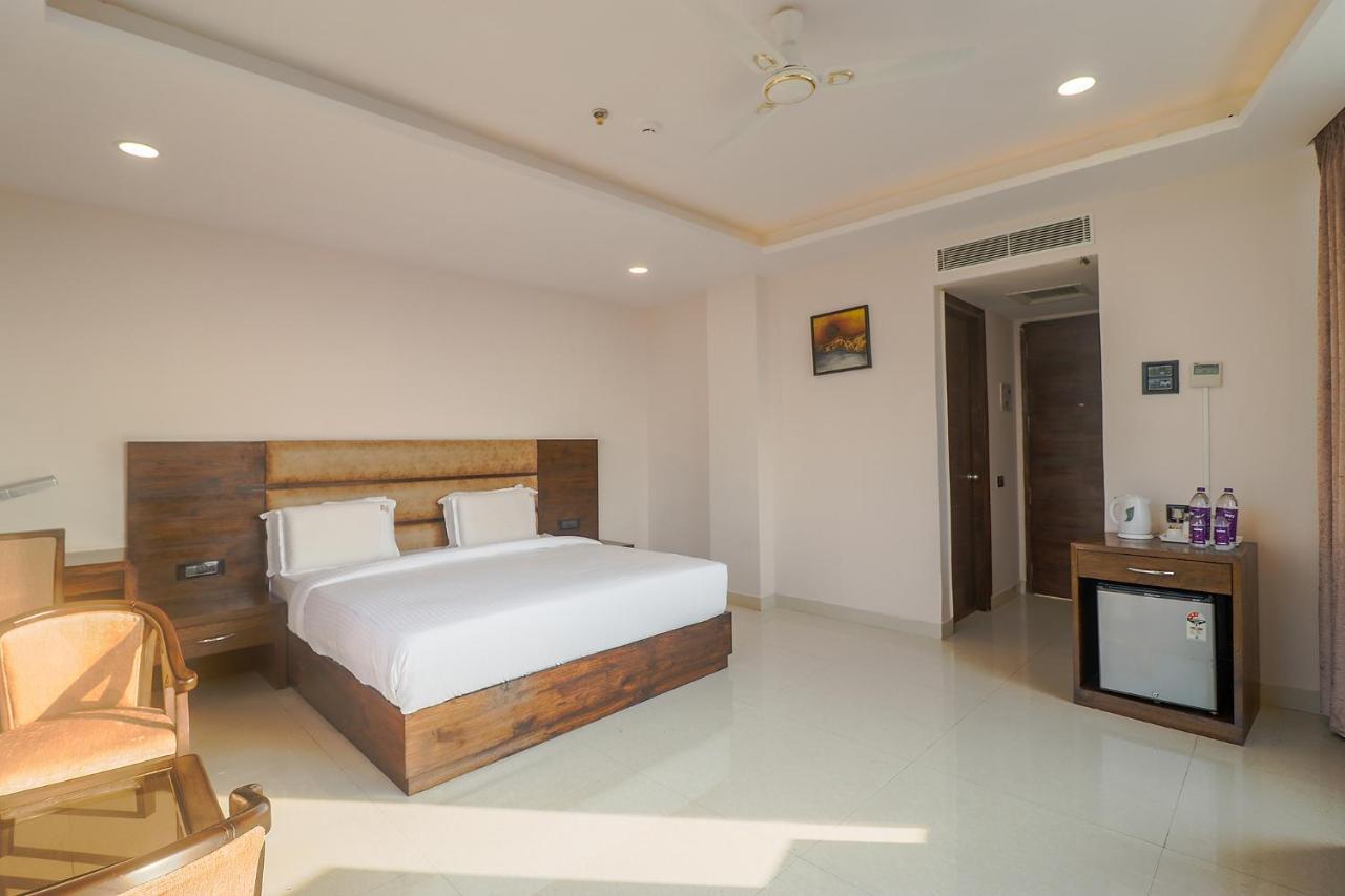 Fabhotel Mid Town Grand Panchkula Bagian luar foto