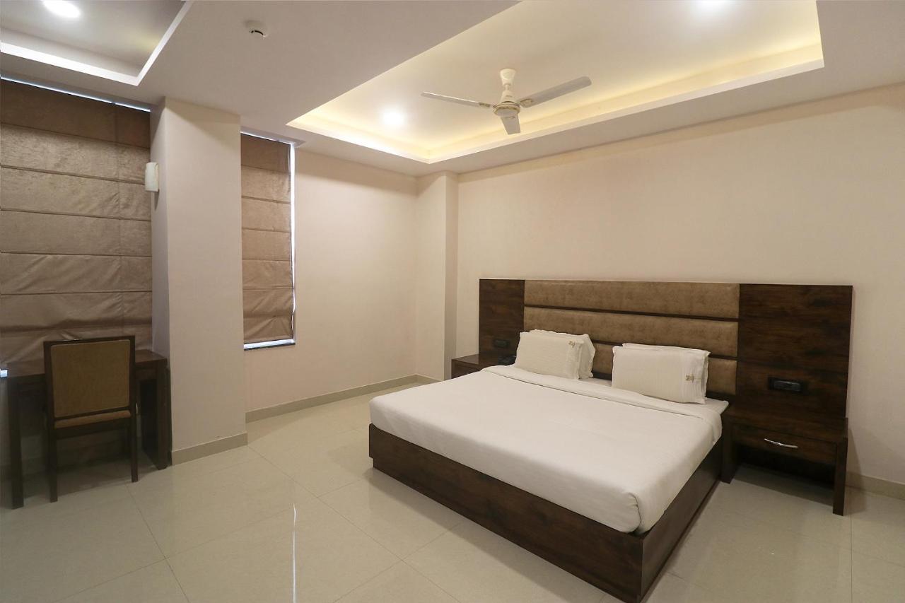 Fabhotel Mid Town Grand Panchkula Bagian luar foto