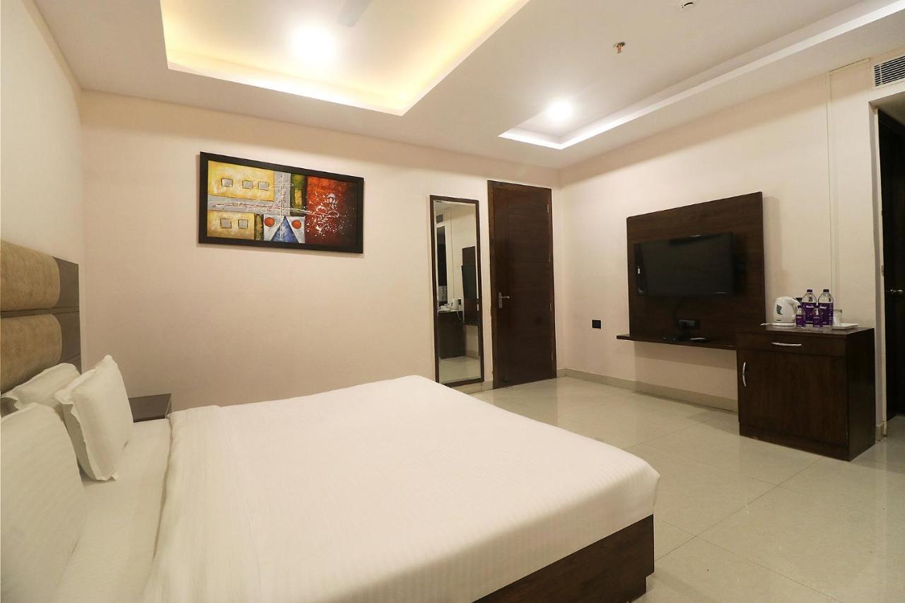 Fabhotel Mid Town Grand Panchkula Bagian luar foto