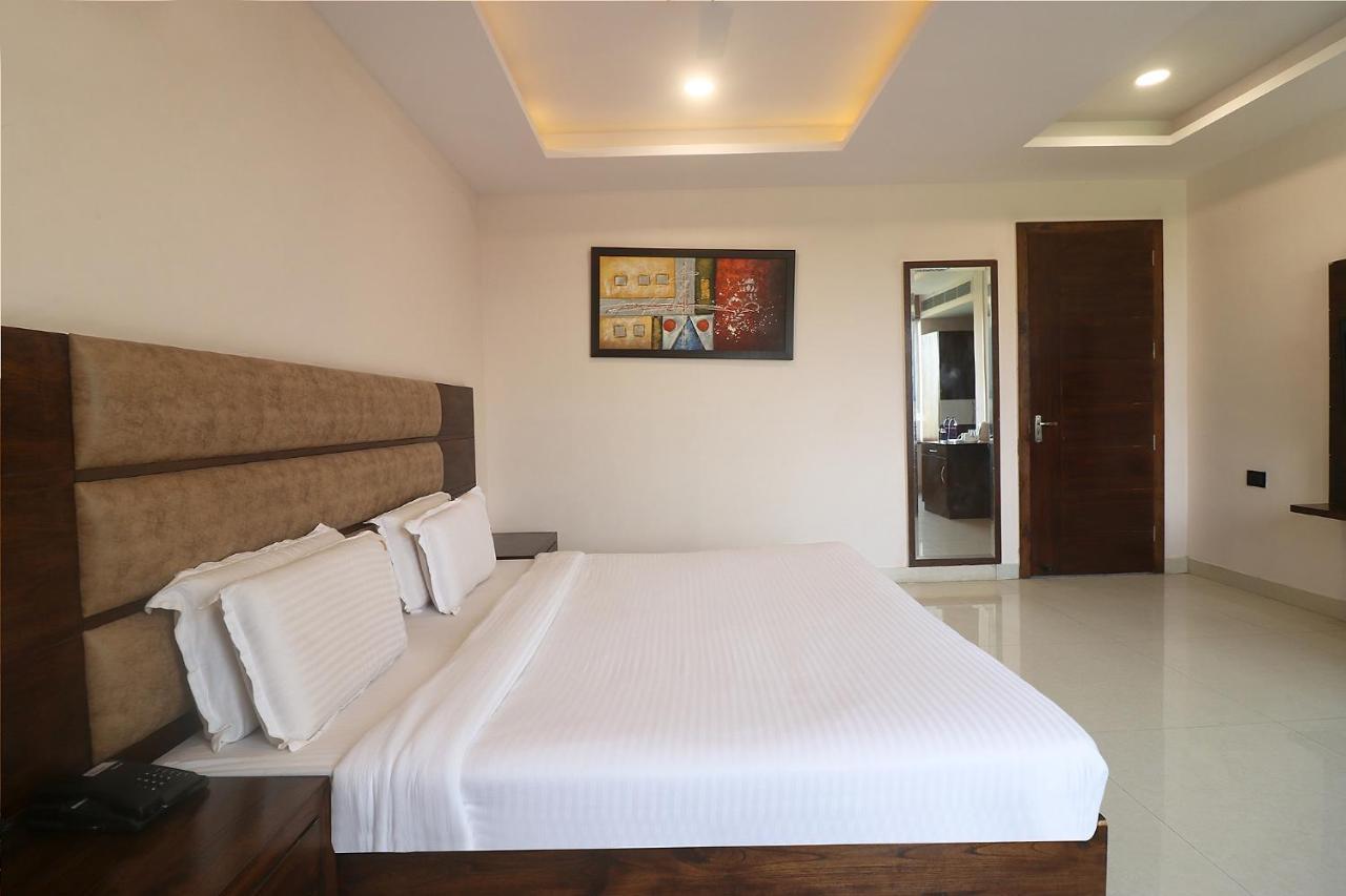 Fabhotel Mid Town Grand Panchkula Bagian luar foto