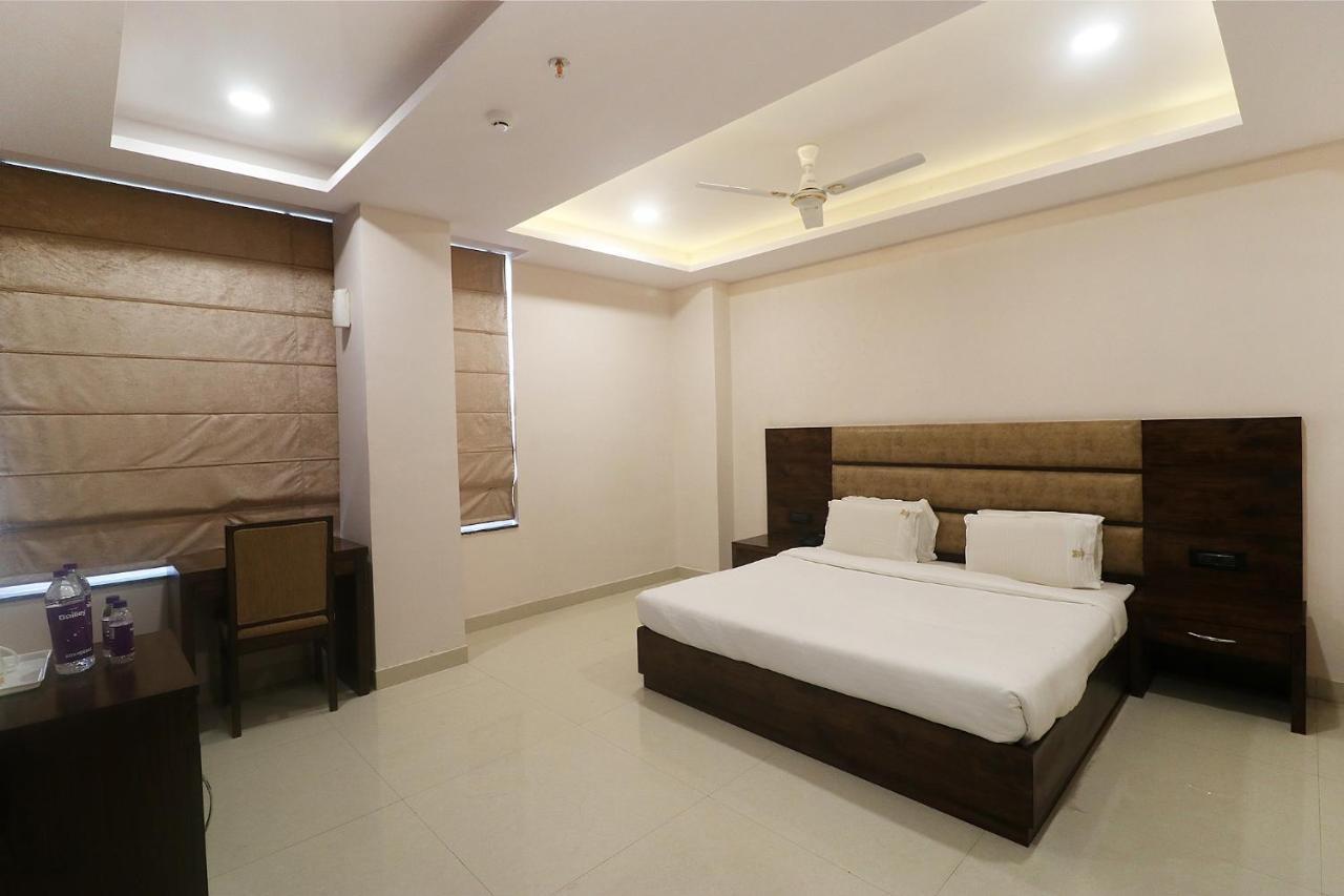 Fabhotel Mid Town Grand Panchkula Bagian luar foto